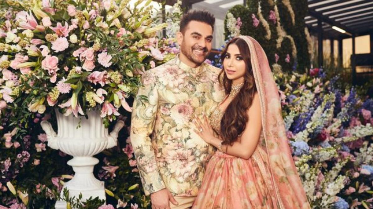 arbaaz-khan-sings-tere-mast-mast-do-nain-for-wife-sshura-khan-on-their-wedding-watch